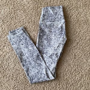 Gray & white lululemon wunder under leggings